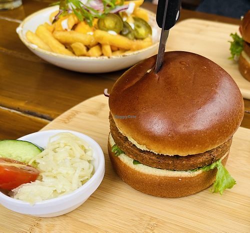 Veganer Falaffel-Burger mit Chilli Cheese Pommes  at Ilse Gastronomie in Busum