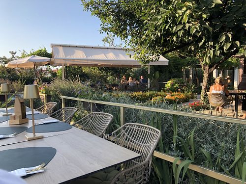 The outdoor garden   at VALA in Fazana