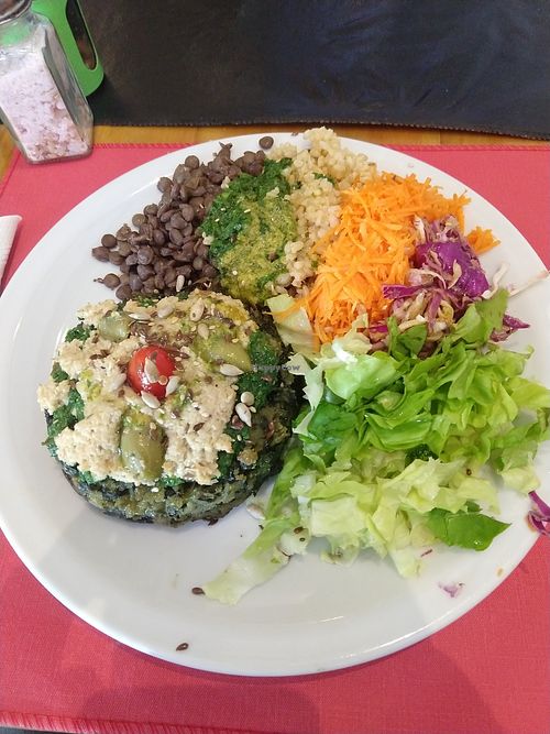 Medallón de espinaca con queso de girasol y legumbres at Vegetariana in Buenos Aires