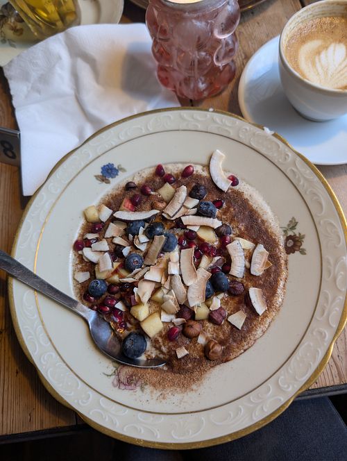 vegan oatmeal at Kompa9 in Copenhagen