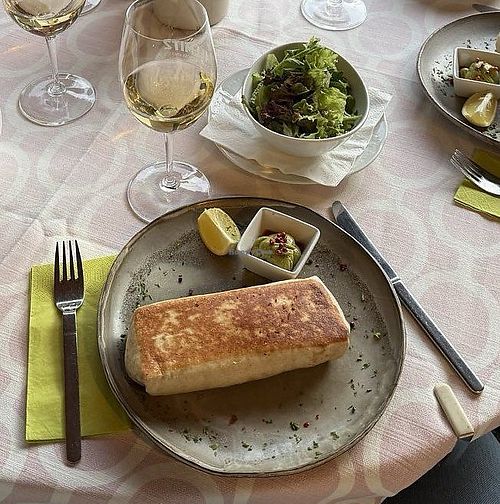 Vegane Tortilla mit Salat at Hotel Weingut Rosenhof in Illmitz