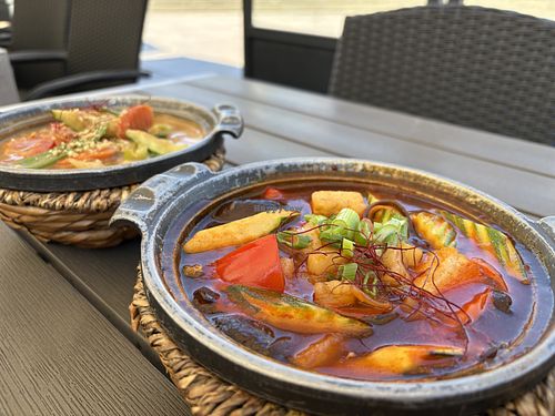 Hoofdgerechten bij rijsttafel 2  at Loy Vegan in Trier