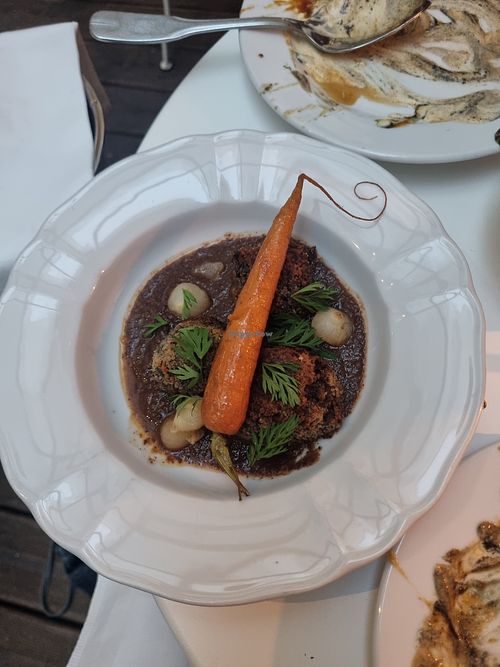 B at Faubourg Daimant in Paris