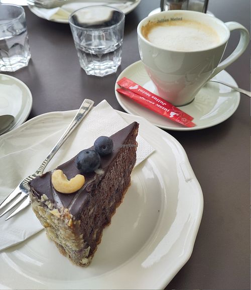 Heidelbeer-Schoko-Cashew-Torte und Wiener Melange mit Hafermilch at Café Residenz in Vienna
