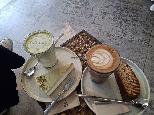 Moccachino & Bananenbrot in vegan (rechts) at Balott Coffee & Factory in Trier