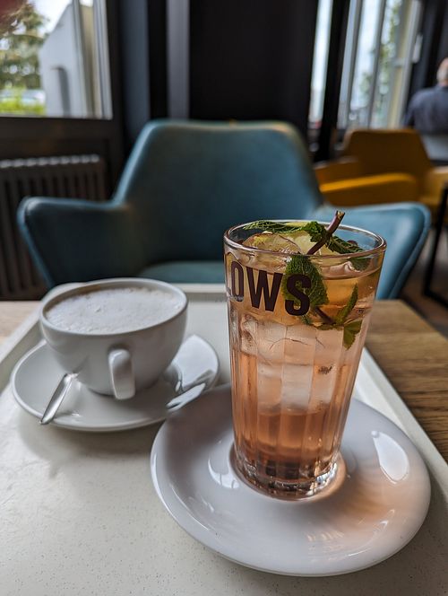 Cappuccino with oat milk and heidi ice tea at Coffee Fellows in Ober-moerlen