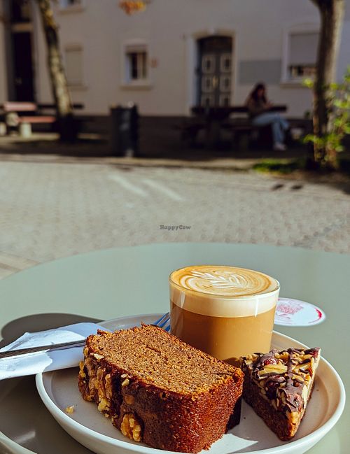 Bananenbrot, Schoko Erdnuss Ecke und Flat White mit Oatly. at COMAME in Saarbrucken