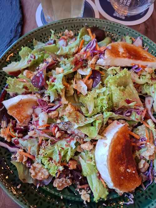 Salat mit Ziegenkäse und Walnüsse - lecker at Aschaffenburger in Aschaffenburg