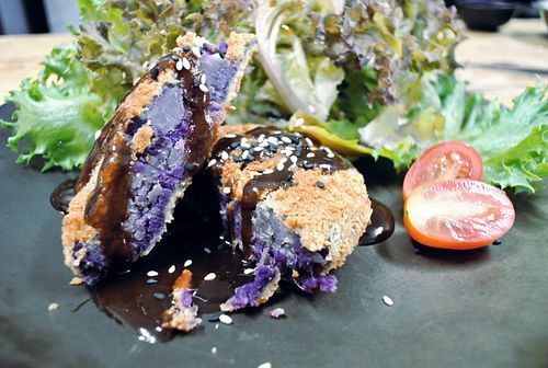 Purple potato salad at Samui Health Shop by Lamphu in Koh Samui