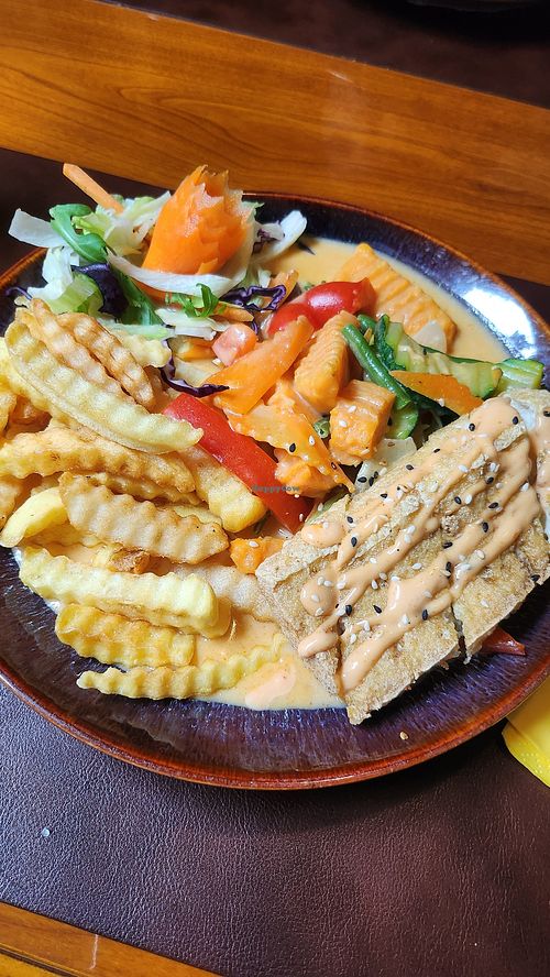 Cremiges Kokoscurry mit Tofu und normalen Pommes statt Süßkartoffelpommes at Asia Dragon  in Alsfeld