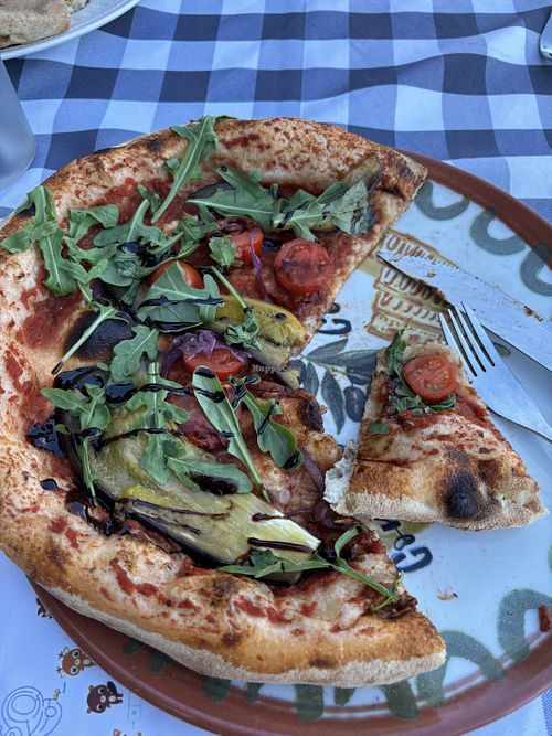 vegetarische Pizza mit Tomatensauce  at Le Conti in Bastia