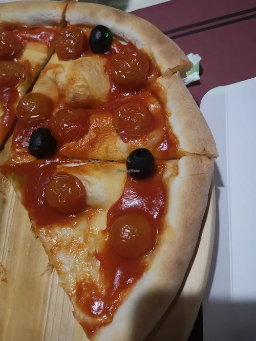 Pizza Romana sin mozzarela ni atún at Pizzería Mamma Mia Italia in Lastres