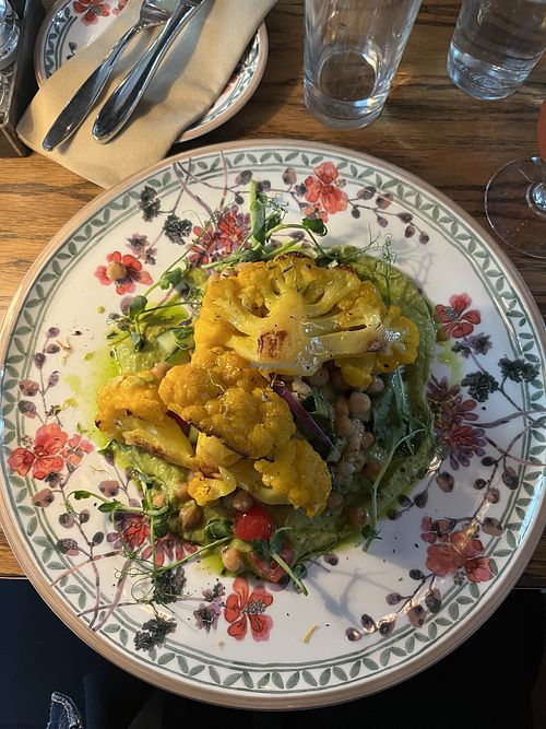 Cauliflower steak with pea hummus  at Villani - Skostredet in Bergen