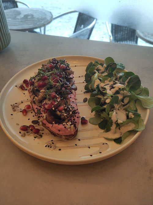 Hummus bread at Vegan Vibes in Berlin