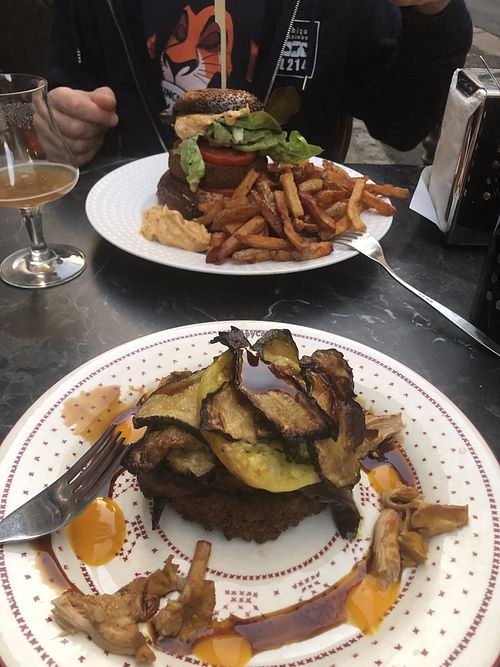 Burger végétarien et Sabich végétalien   at Five Eleven in Aurillac