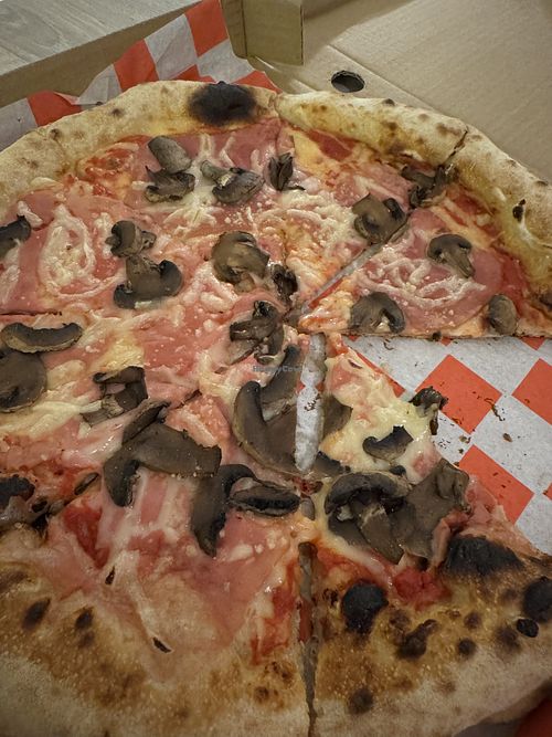 Pizza mit Prosecutto und Pilzen   at Pizzicletta in Krakow