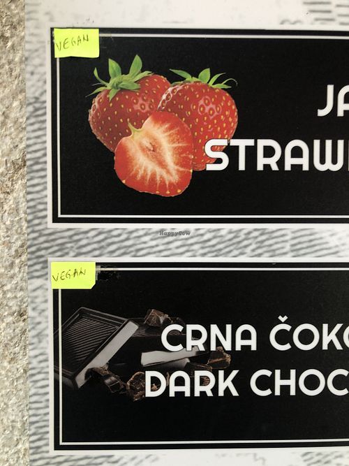 Marked vegan outside and in fridge  at Gelato Fratelli in Pula