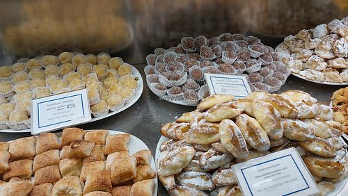 Palline all'arancia and palline al cioccolato - clearly labeled at Pasticceria Maria Grammatico in Erice
