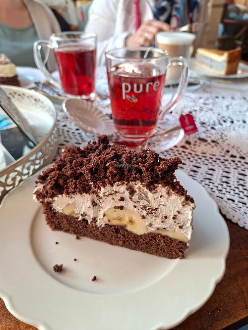 Hier der vegane Maulwurfkuchen und Früchtetee at Trödelstübchen & Café in Plau Am See