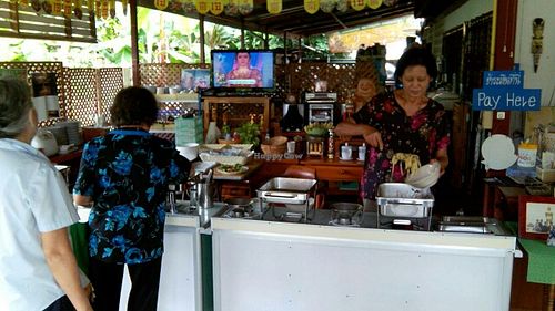 和藹可親的老闆娘 at Baan Chey - บ้านเจ in Nan