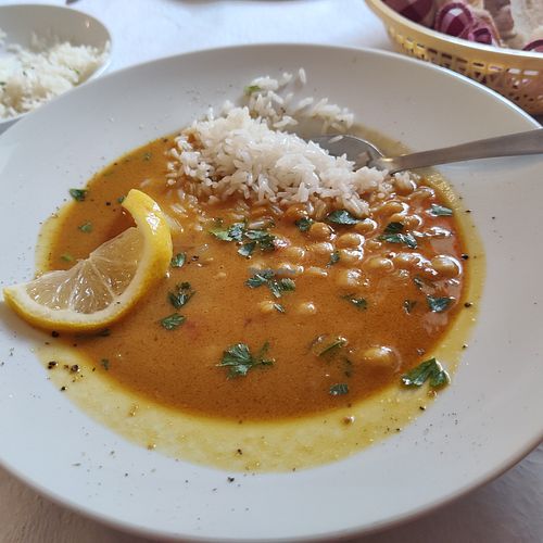 Veganes Kichererbsen -Curry at Restaurante "O Mergulhador" in Santa Cruz Das Flores