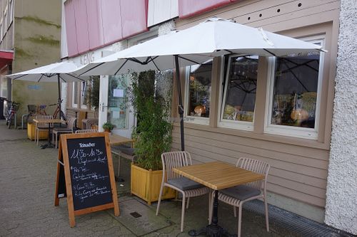 Outdoor seating at Keng Restaurant in Saarbrucken