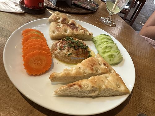 Vegan pita and hummus plate #Veganuary at Babel Guesthouse in Siem Reap