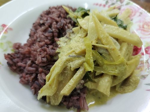 Bamboo curry and brown rice at Ruean Thong Veg Food in Hua Hin