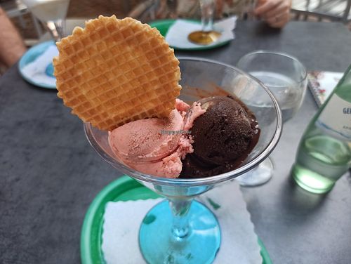 Vegan fruit and dark chocolate ice cream at Eisbar Fruchthalle Rastatt in Rastatt