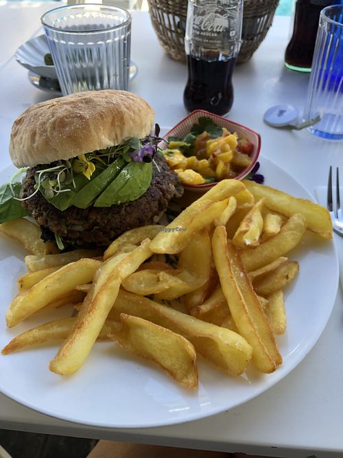 Burger vegano di lenticchie con contorno di salsa mango e patatine fritte.  at Gigi's Beach in Cadiz