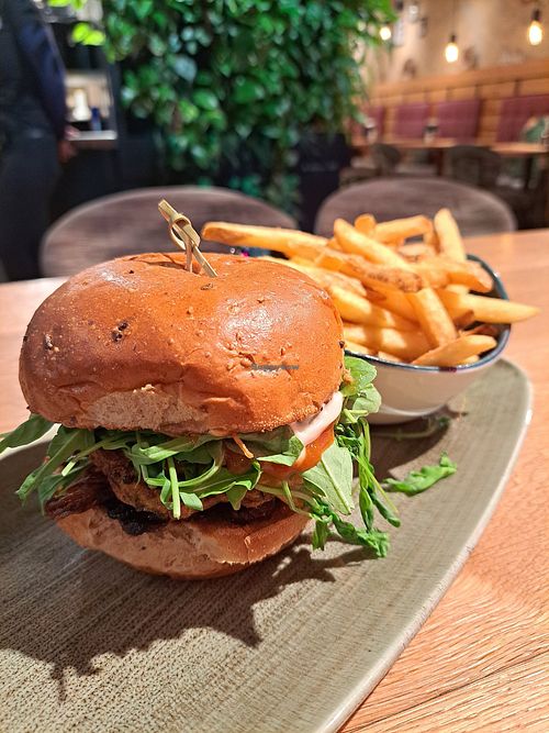 'Kansas' vegan burger with fries at Le Burger in Villach