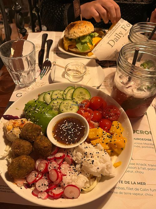 Veggie poke bowl falafel at Garden Ice Café in Charleville-mezieres