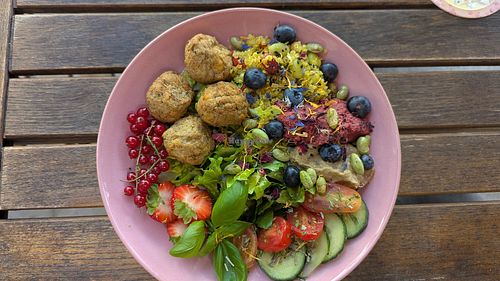 Salad bowl with falafel (vegan) at Marie's Happy Food & Drinks - Café & Catering in Tutzing