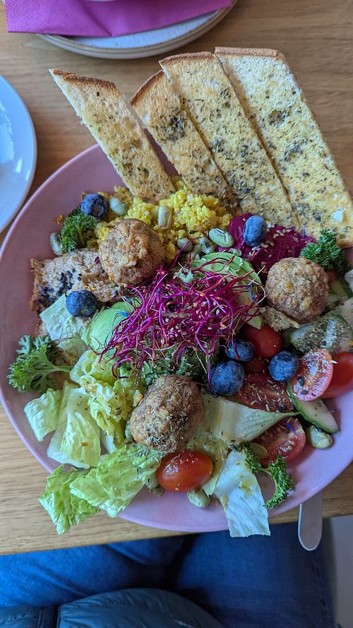 Vegane Falafel Bowl at Marie's Happy Food & Drinks - Café & Catering in Tutzing