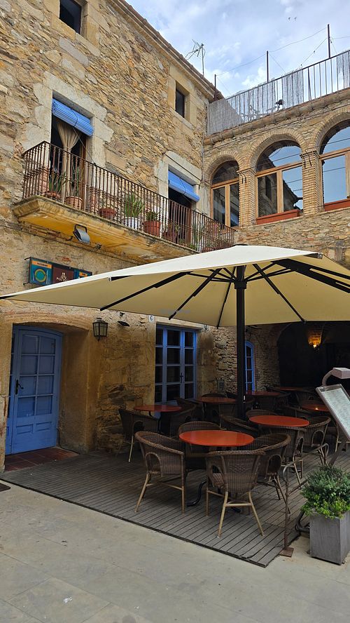 Outdoor seating at Pou Dolç in Peratallada