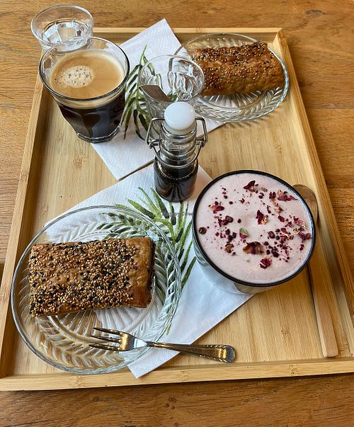 Seitanbread coffee and Rose Latte  at Moment Voor Jezelf in Middelharnis