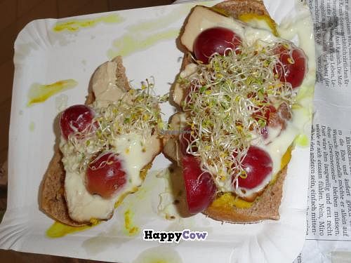 Smoked tofu-grapes sandwich at Raudasch in Berlin