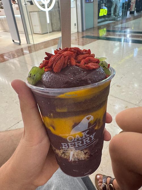 its seems a little bit expensive but the toppings are all fresh and ist soooo delicious!!! 10/10  at Oakberry in Tenerife