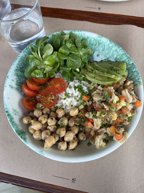 Veggie poke bowl, no mozzarella, no vinaigrettee  at La Distreta - Pa i Bocateria Creativa in Palafrugell