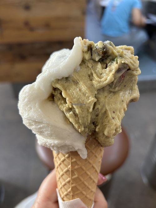 Mandorla e pesto di pistacchi   at Sottozero Gelato Cioccolato in Bergamo