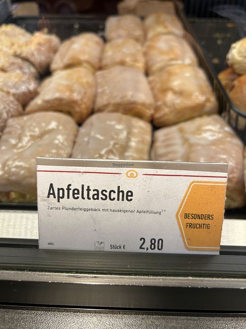 vegan “Apfeltasche”, sign visible next to the pricing   at Kamps - Konrad-Adenauer-Platz in Dusseldorf