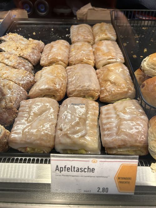 Vegan “Apfeltasche” ; sign visible next to the pricing   at Kamps - Konrad-Adenauer-Platz in Dusseldorf