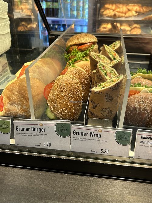 Grüner Wrap und Grüner Burger sind vegan   at Kamps - Konrad-Adenauer-Platz in Dusseldorf