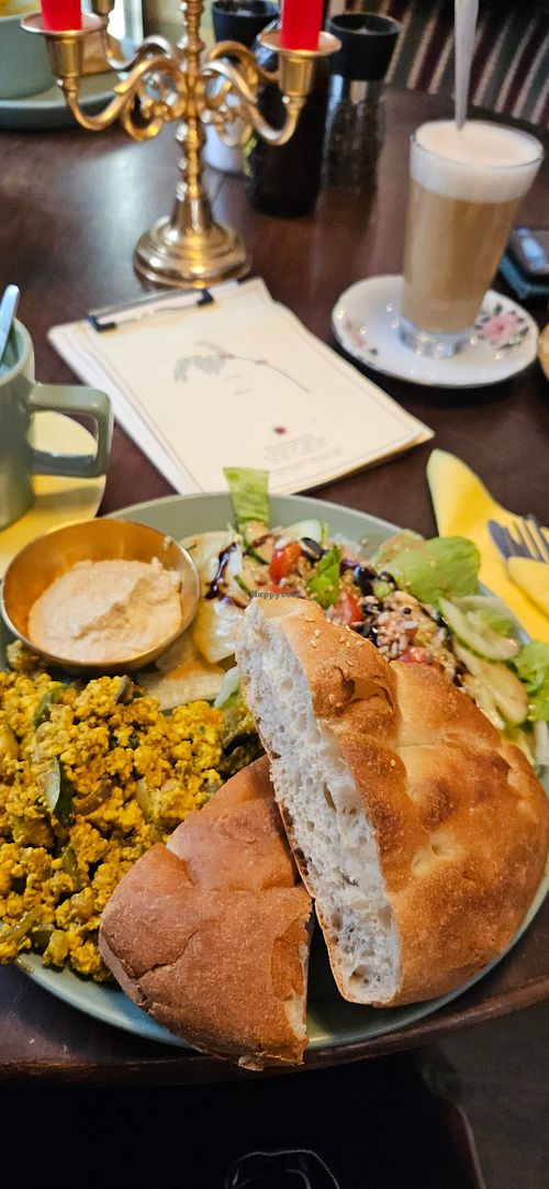 Veganes Tofu-Rührei mit Brot und gebratenem Gemüse. at Café Soleil in Aachen