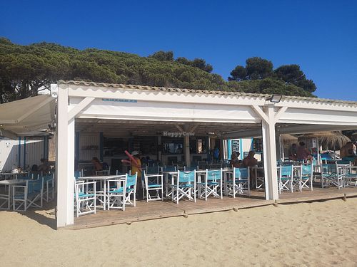 Shaded seating at Guingueta Cala Cristus in Girona