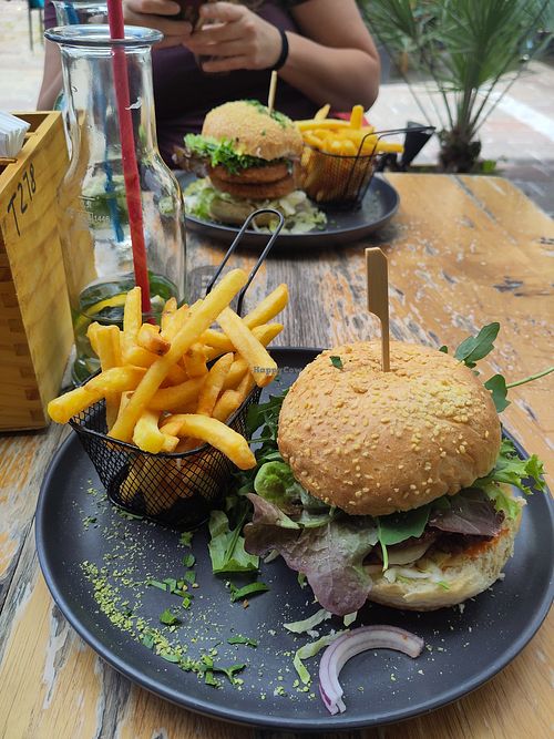 Veganer Go Green Burger (vorne) und No Chickenburger (hinten) at Papa Joe's in Schladming