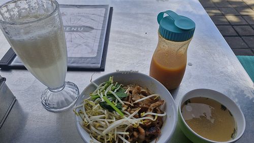 Kewtiau soup and soursop juice at Go Vegetarian in Denpasar