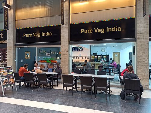 Outside : the enter is in the shopping gallery at Pure Veg India in Brussels