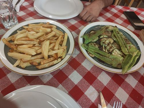 Patatas fritas y verduras a la plancha at Guesthouse Prrockaj in Theth