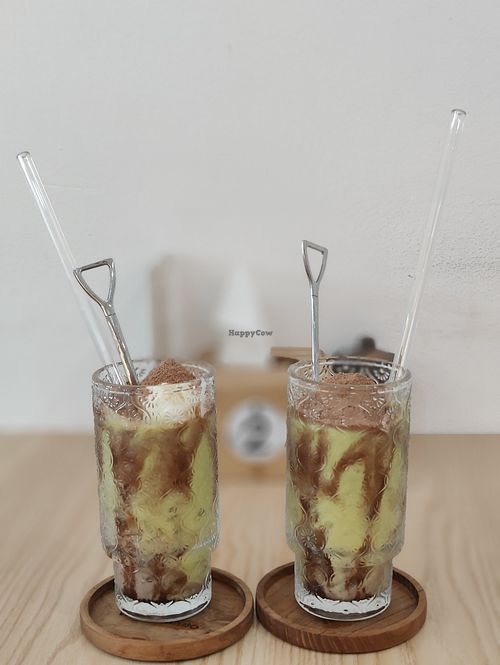 Avocado smoothie at Sambelano - Vegetariano Cafe in Batam
